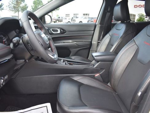 Used 2025 Jeep Compass Trailhawk AWD/4WD image 16