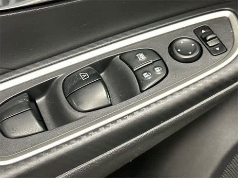 Used 2020 Nissan Versa SR image 20