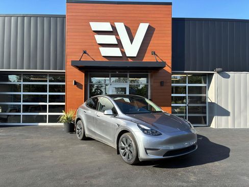 Used 2024 Tesla Model Y Long Range AWD/4WD image 1