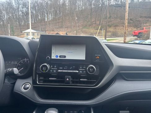 Used 2025 Toyota Highlander LE image 17