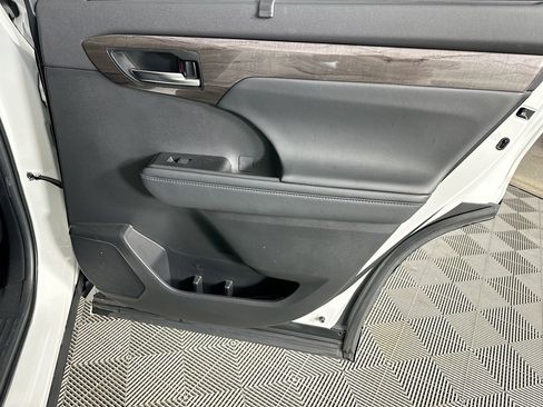 Used 2022 Toyota Highlander Platinum image 30