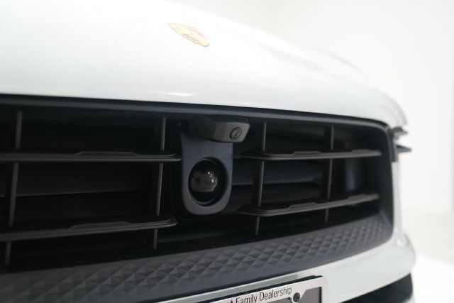 Certified 2026 Porsche Macan AWD/4WD image 4
