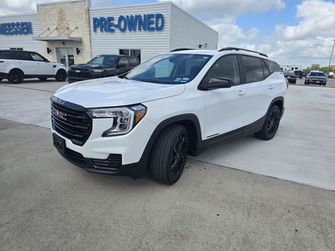 Used 2023 GMC Terrain SLE w/ Driver Convenience Package FWD image 7