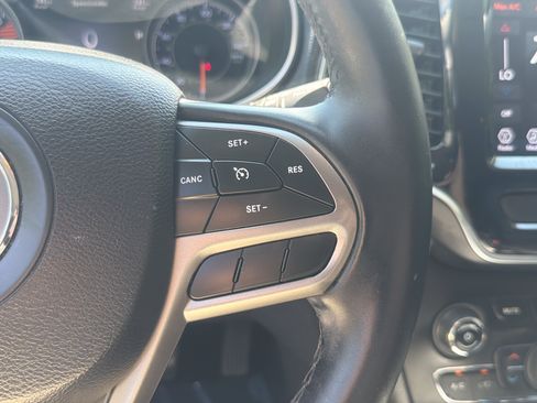 Used 2019 Jeep Cherokee Limited FWD image 5