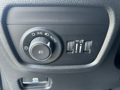 Used 2023 Jeep Grand Cherokee Limited w/ Black Appearance Package image 19