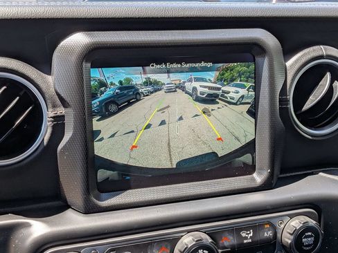 Used 2022 Jeep Wrangler Unlimited Sahara AWD/4WD image 20