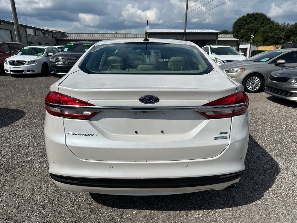 Used 2017 Ford Fusion SE w/ Fusion SE Technology Package FWD image 5