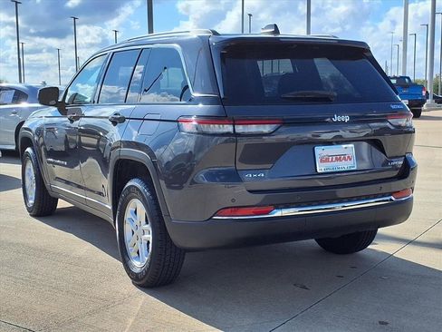 Used 2023 Jeep Grand Cherokee Laredo image 2