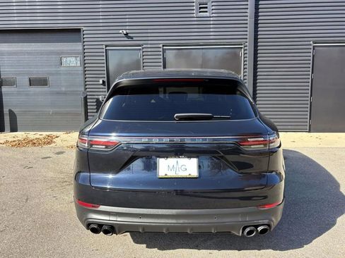 Certified 2022 Porsche Cayenne Platinum Edition image 9