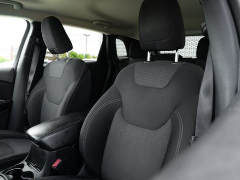 Used 2016 Jeep Cherokee Latitude w/ Cold Weather Group FWD image 21