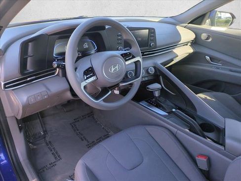 Certified 2025 Hyundai Elantra SE image 10