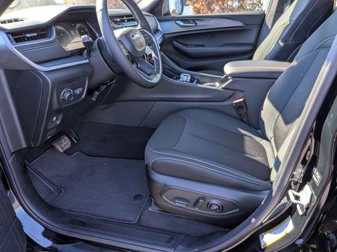 New 2025 Jeep Grand Cherokee Laredo X w/ Luxury Tech Group I image 12