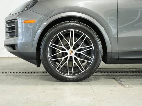 Certified 2025 Porsche Cayenne AWD/4WD image 43