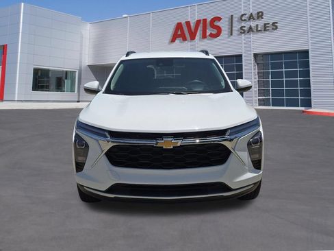 Used 2025 Chevrolet Trax LT w/ LT Convenience Package FWD image 2