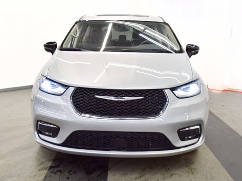 Used 2024 Chrysler Pacifica Limited image 3