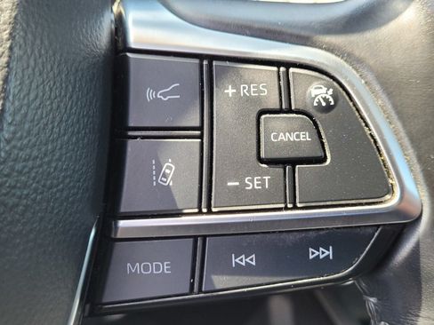 Used 2021 Toyota Highlander LE FWD image 22