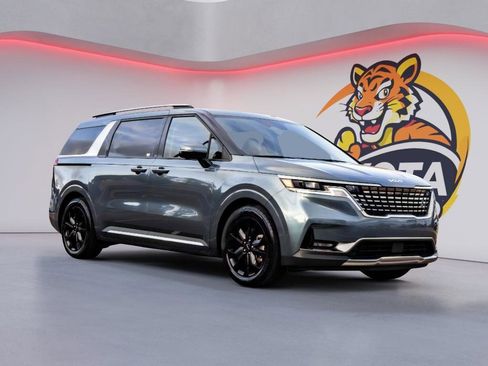 Used 2023 Kia Carnival SX image 3