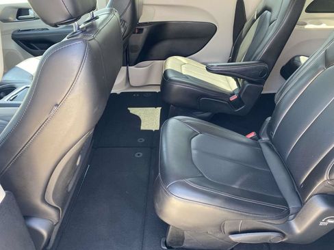 Used 2023 Chrysler Pacifica Touring-L FWD image 46