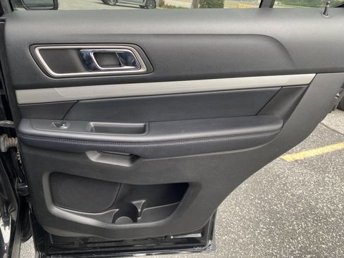 Used 2017 Ford Explorer XLT w/ Equipment Group 202A AWD/4WD image 21