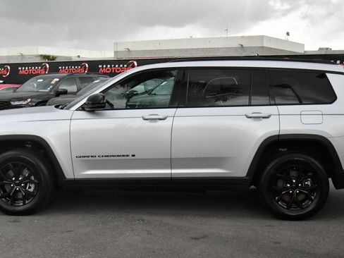 Used 2024 Jeep Grand Cherokee L Laredo AWD/4WD image 4
