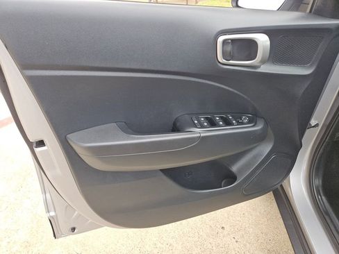 Used 2025 Hyundai Venue SEL FWD image 14
