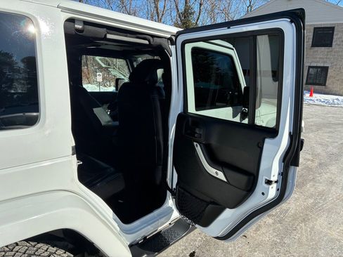 Used 2017 Jeep Wrangler Unlimited Sahara w/ Connectivity Group image 17