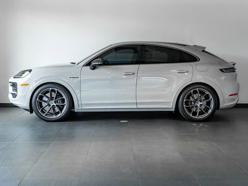 Certified 2026 Porsche Cayenne Turbo AWD/4WD image 2