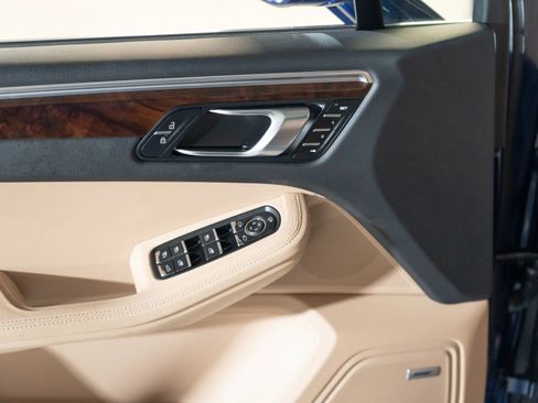 Certified 2023 Porsche Macan AWD/4WD image 17