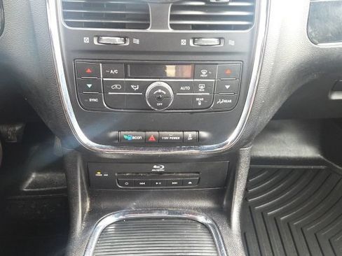 Used 2015 Chrysler Town & Country S FWD image 32