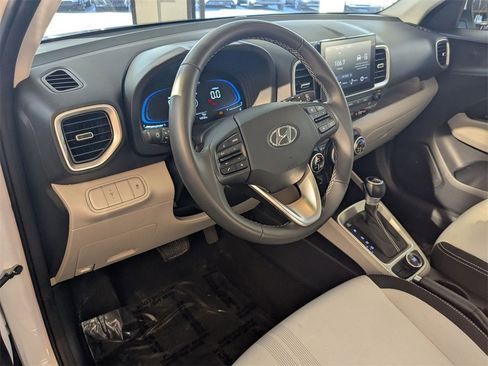 Used 2025 Hyundai Venue SEL image 13
