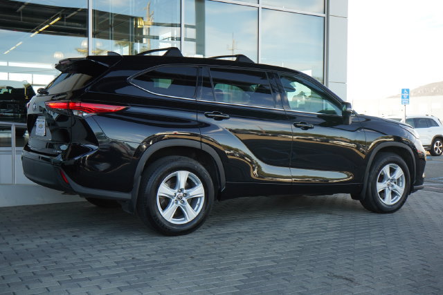 Used 2022 Toyota Highlander LE AWD/4WD image 8