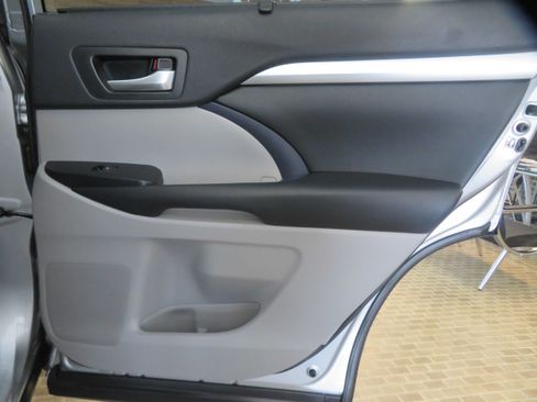 Used 2018 Toyota Highlander XLE AWD/4WD image 22