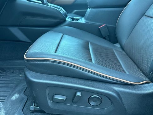 Used 2023 GMC Canyon AT4 w/ AT4 Premium Package image 12