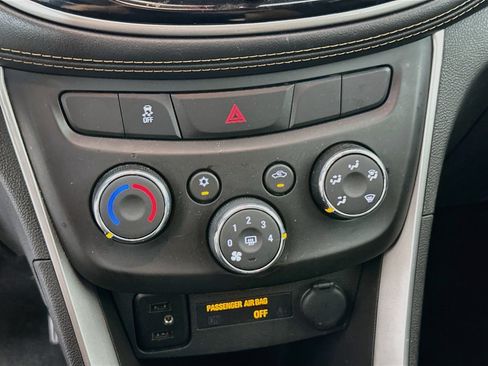 Used 2019 Chevrolet Trax LT w/ LT Convenience Package AWD/4WD image 22
