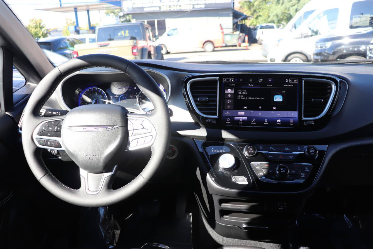 Used 2027 Chrysler Pacifica Select FWD image 19