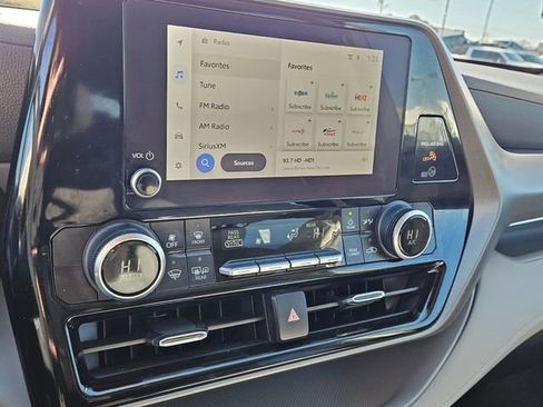 Used 2024 Toyota Highlander LE image 19