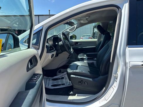 Used 2023 Chrysler Pacifica Touring-L FWD image 14