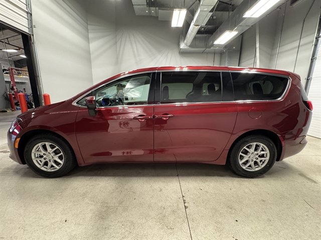 Used 2023 Chrysler Voyager LX FWD image 5