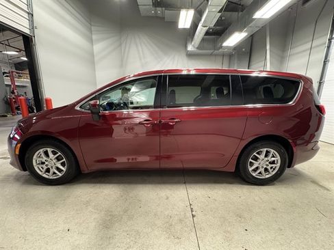 Used 2023 Chrysler Voyager LX FWD image 5