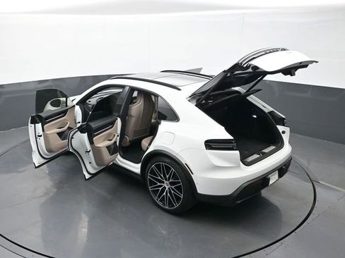 Certified 2025 Porsche Macan Electric image 29