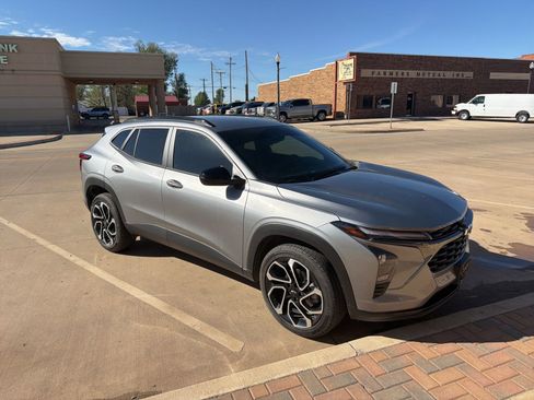 Used 2025 Chevrolet Trax RS w/ Driver Confidence Package image 2