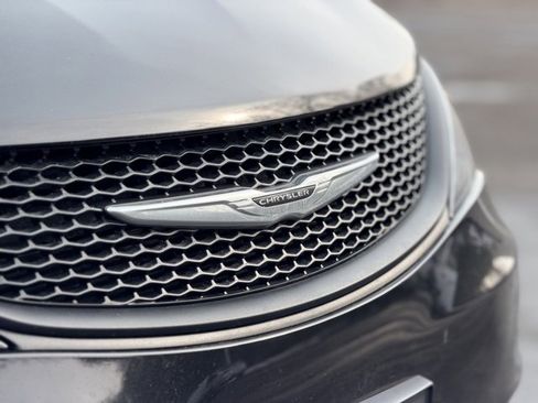 Used 2023 Chrysler Voyager LX image 29