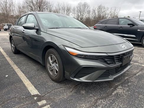 Used 2024 Hyundai Elantra SE image 1