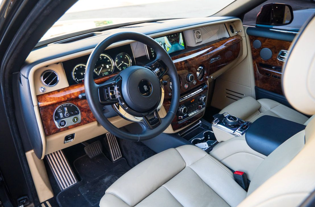 Used 2018 Rolls-Royce Phantom Extended Wheelbase RWD image 3