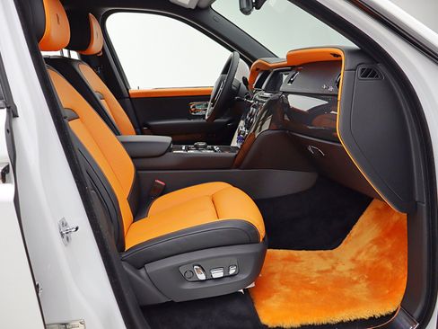 Used 2023 Rolls-Royce Cullinan Black Badge AWD/4WD image 30