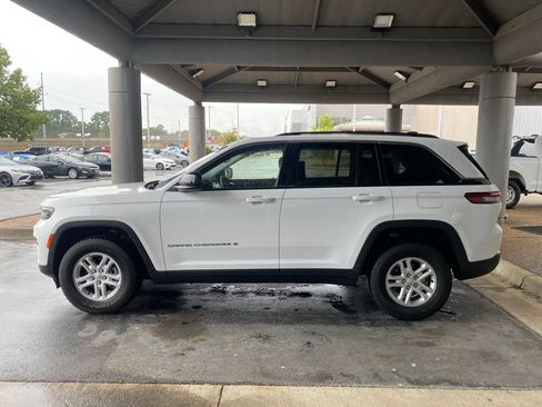 Used 2023 Jeep Grand Cherokee Laredo RWD image 4