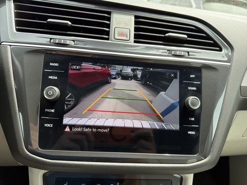 Used 2024 Volkswagen Tiguan SE w/ Panoramic Sunroof Package AWD/4WD image 18