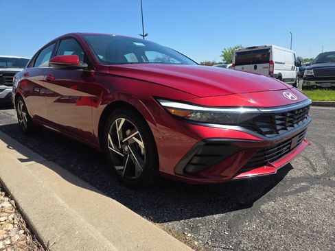 Used 2025 Hyundai Elantra Limited FWD image 3