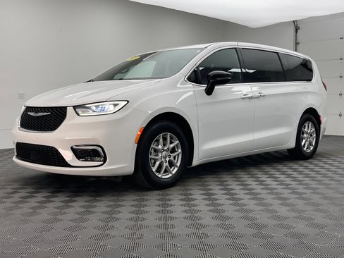 Used 2025 Chrysler Pacifica Select FWD image 2