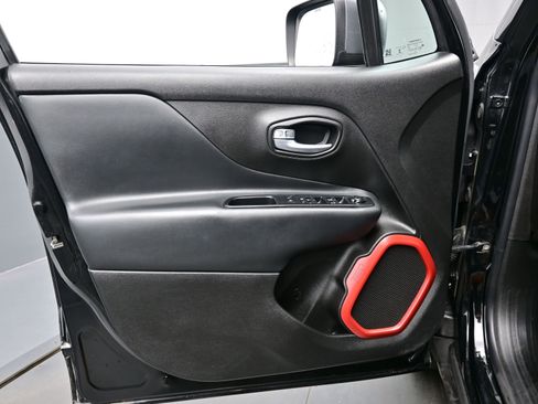 Used 2017 Jeep Renegade Trailhawk image 9